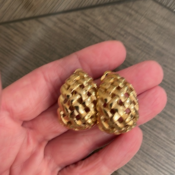 Large Vintage Givenchy Basket Weave Earrings Clip On Signed Gold-tone - Picture 17 of 17